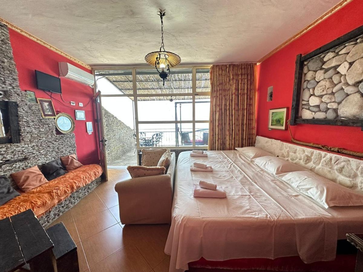 Hotel Vila "Oda E Miqve" Vlore Bagian luar foto
