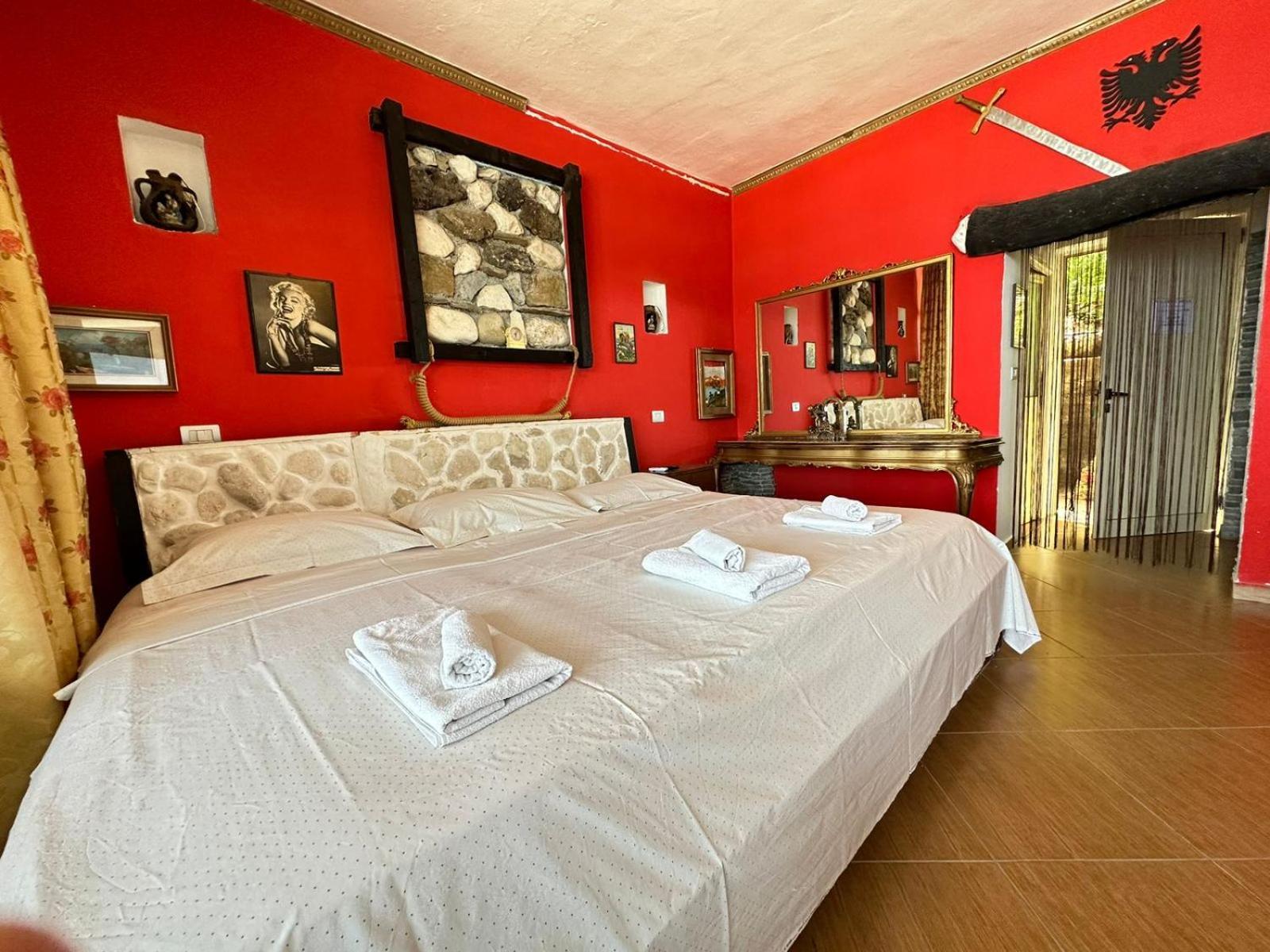 Hotel Vila "Oda E Miqve" Vlore Bagian luar foto