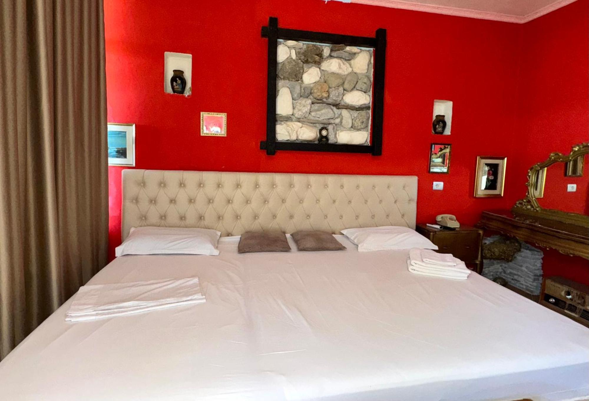 Hotel Vila "Oda E Miqve" Vlore Bagian luar foto