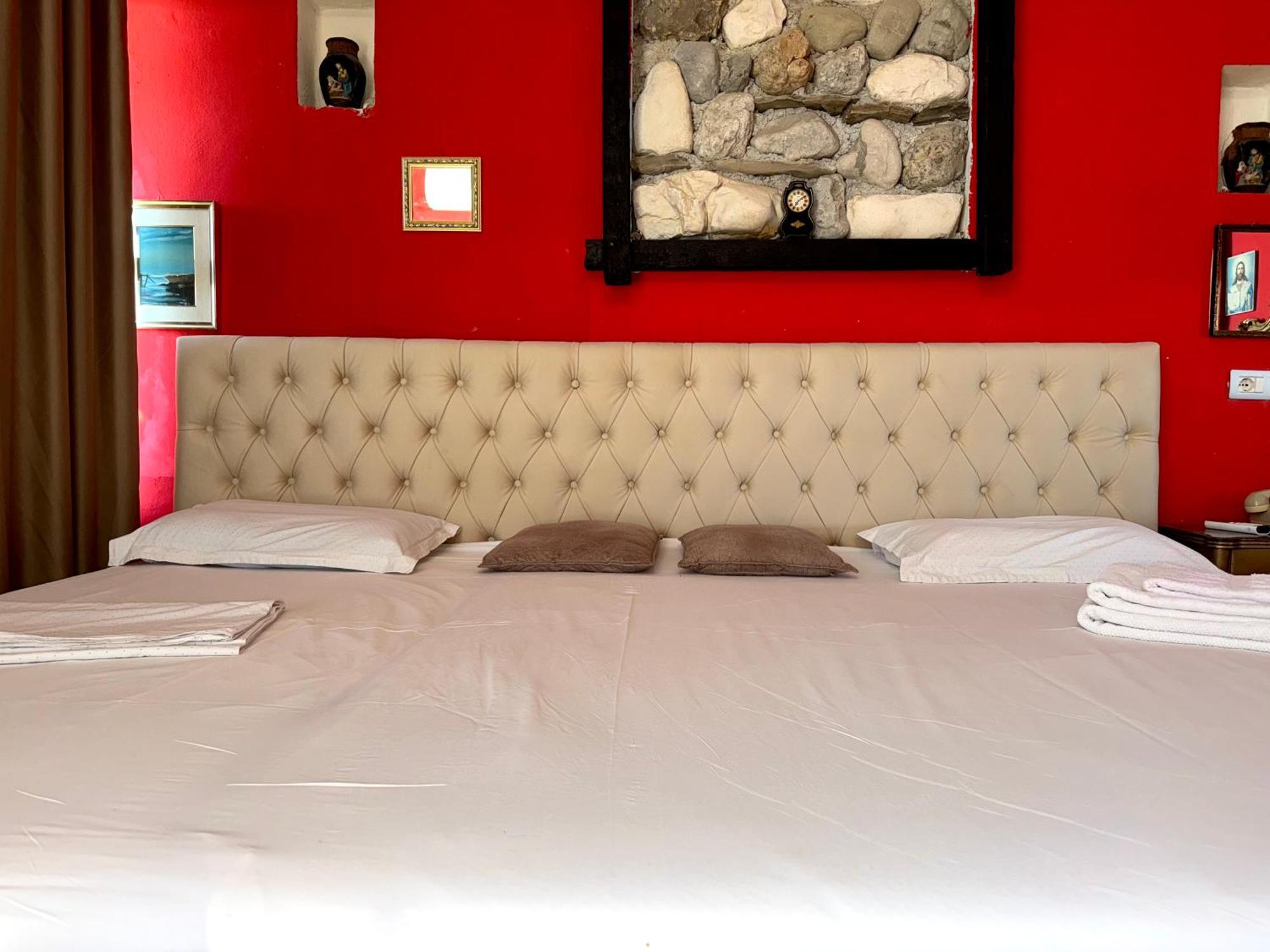 Hotel Vila "Oda E Miqve" Vlore Bagian luar foto