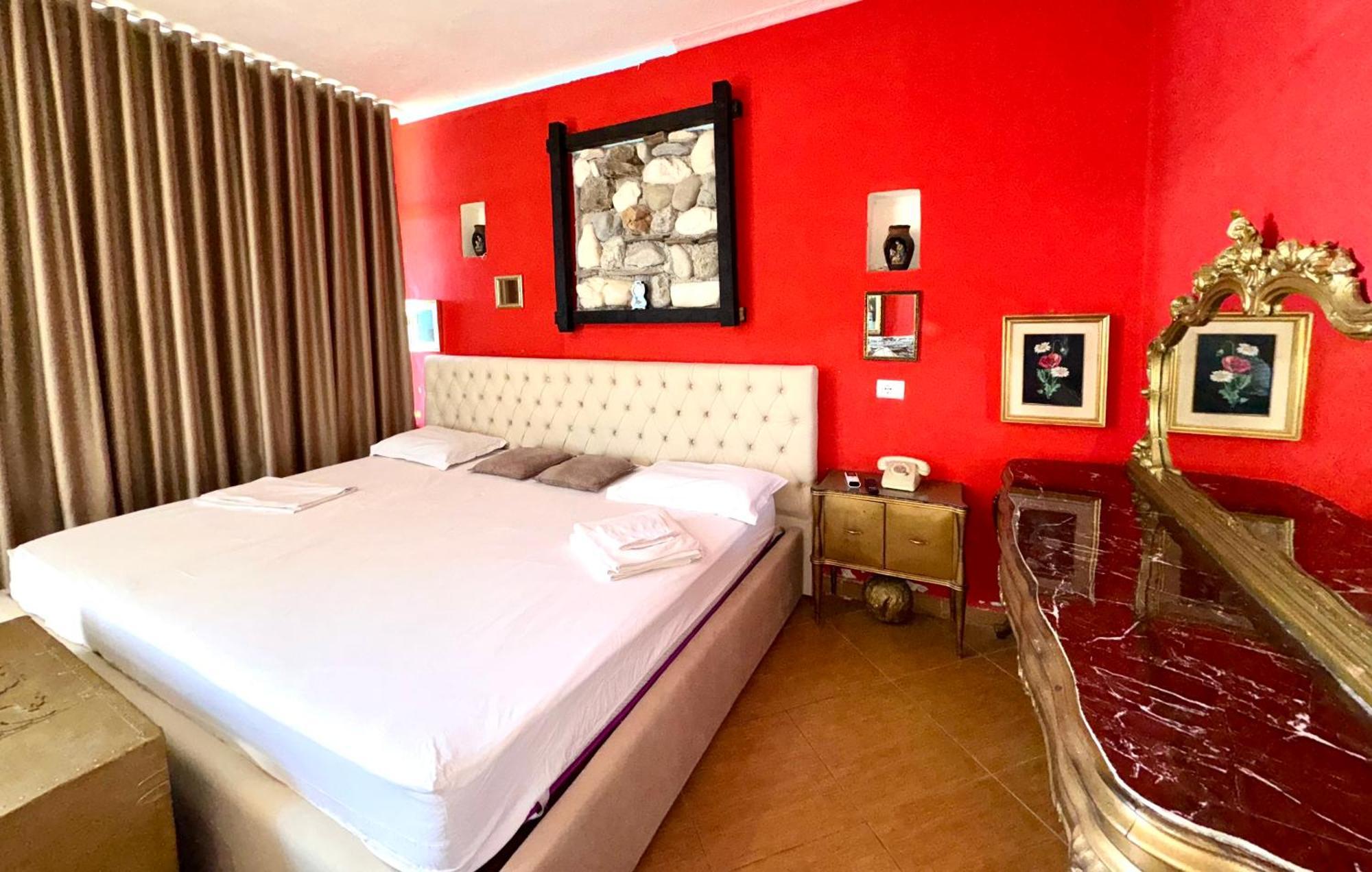 Hotel Vila "Oda E Miqve" Vlore Bagian luar foto