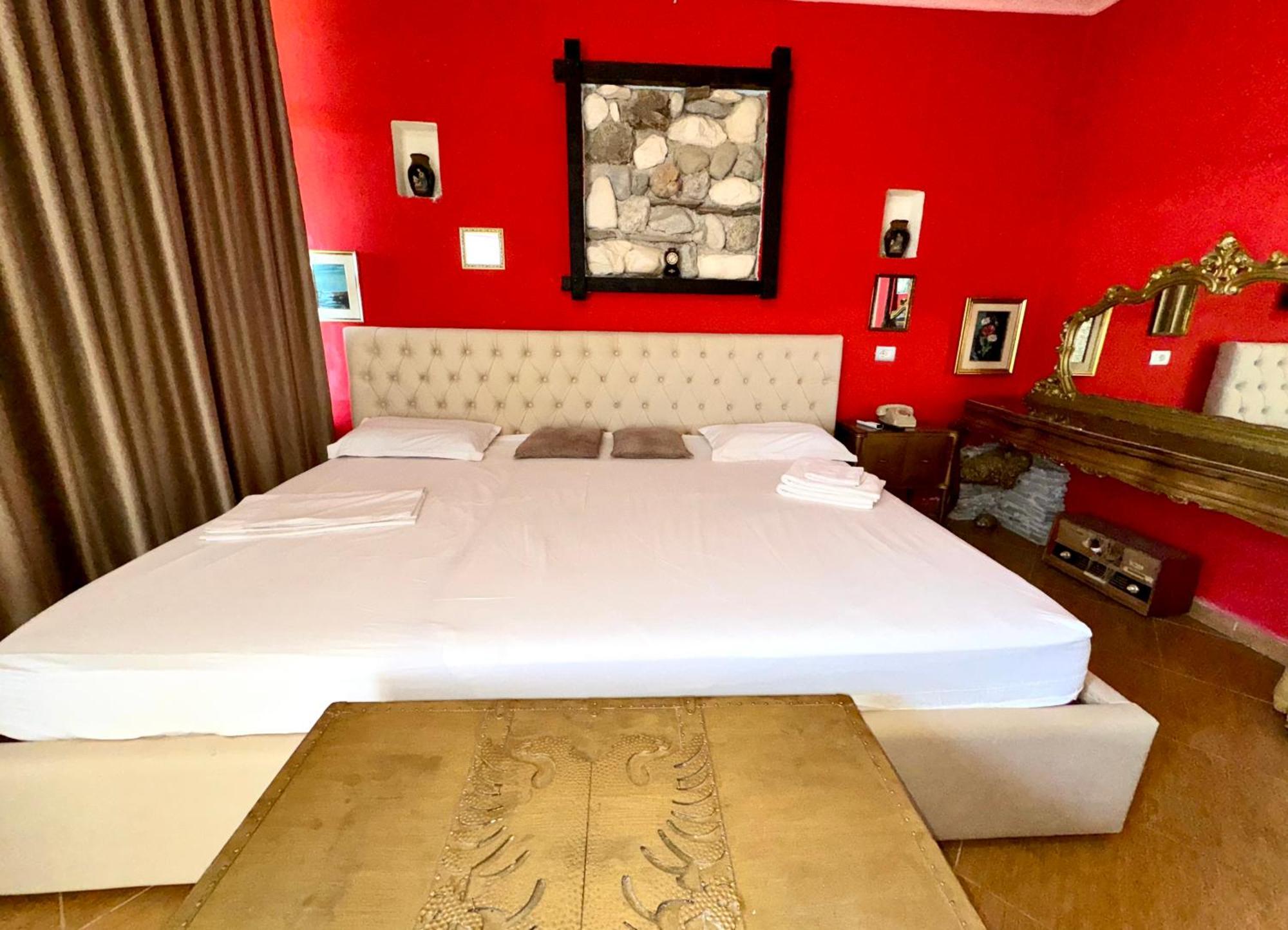 Hotel Vila "Oda E Miqve" Vlore Bagian luar foto
