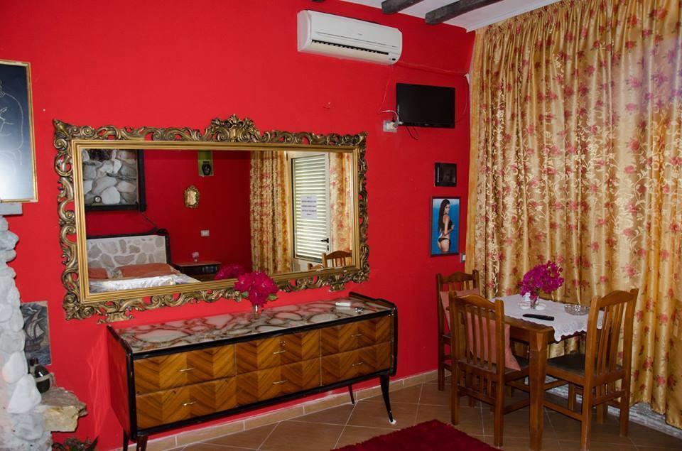 Hotel Vila "Oda E Miqve" Vlore Bagian luar foto
